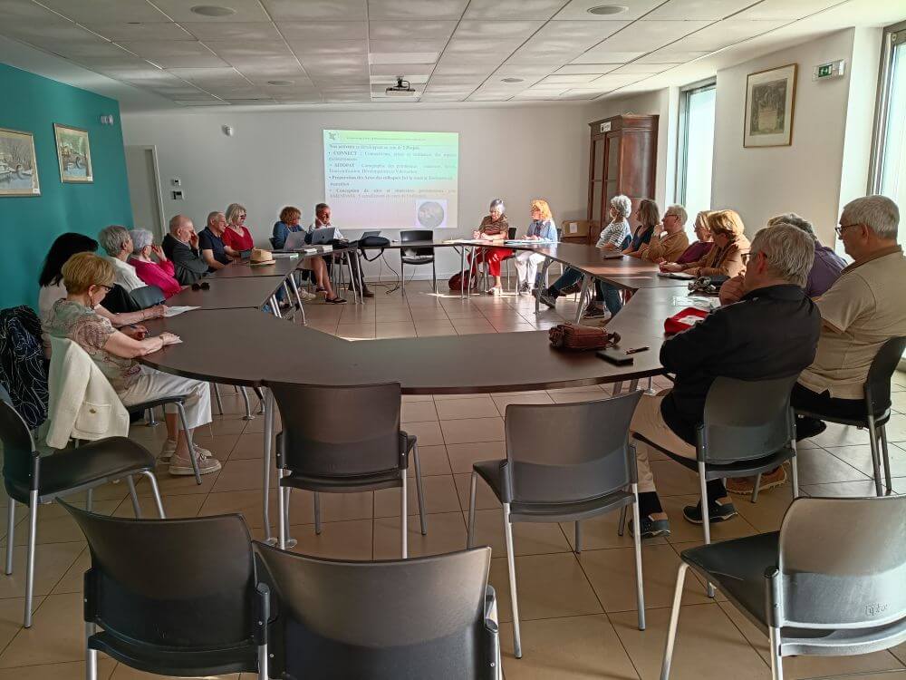 Photo de personnes assistent à une assemblée générale du parc culturel du biterrois