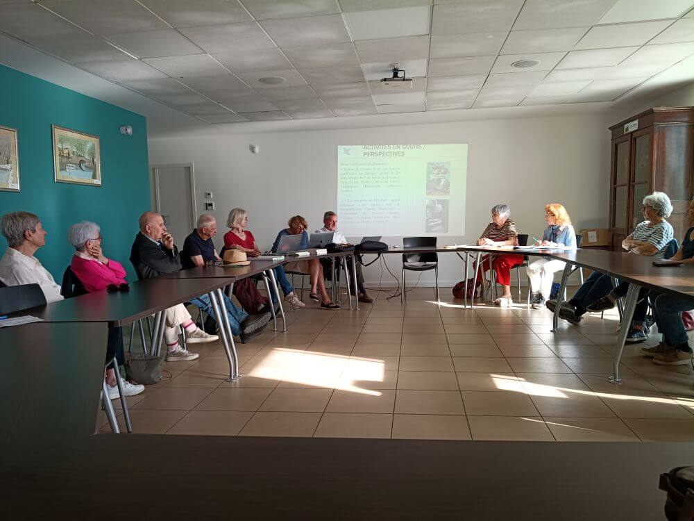 Photo de personnes assistent à une assemblée générale du parc culturel du biterrois