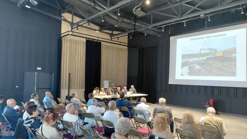 Photo des intervenants du colloque de Vendres 2026, avec image en diaporama.